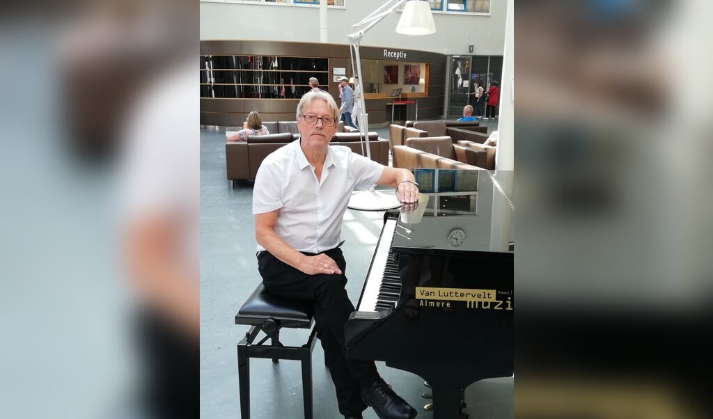 Henk Wollesinkel speelt elke maandag een uurtje in de hal van het Flevoziekenhuis. (Foto: aangeleverd)