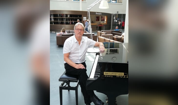 Henk Wollesinkel speelt elke maandag een uurtje in de hal van het Flevoziekenhuis. (Foto: aangeleverd)