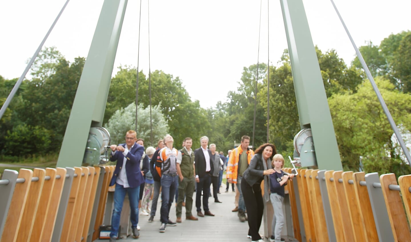 Wethouder Hilde van Garderen heeft de brug donderdag officieel geopend met een symbolische draai aan de lier. (Foto: Fred Rotgans)