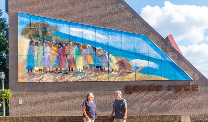 Herman en Ambro Schroten zijn Kunstambassadeurs van de muurschildering op de kerk Goede Rede. (Foto: Mark Wiechmann)