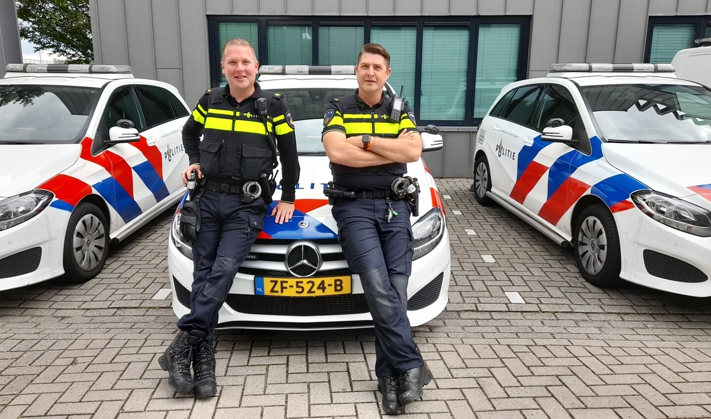 Digitaal wijkagent Stefan Jansen en Niels Horn. (Foto: Almere DEZE WEEK)