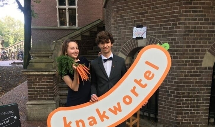 Valerie Bos en Koen Kaljee vier jaar geleden tijdens de introductie van de Knakwortel. (Foto: Almere Zaken)