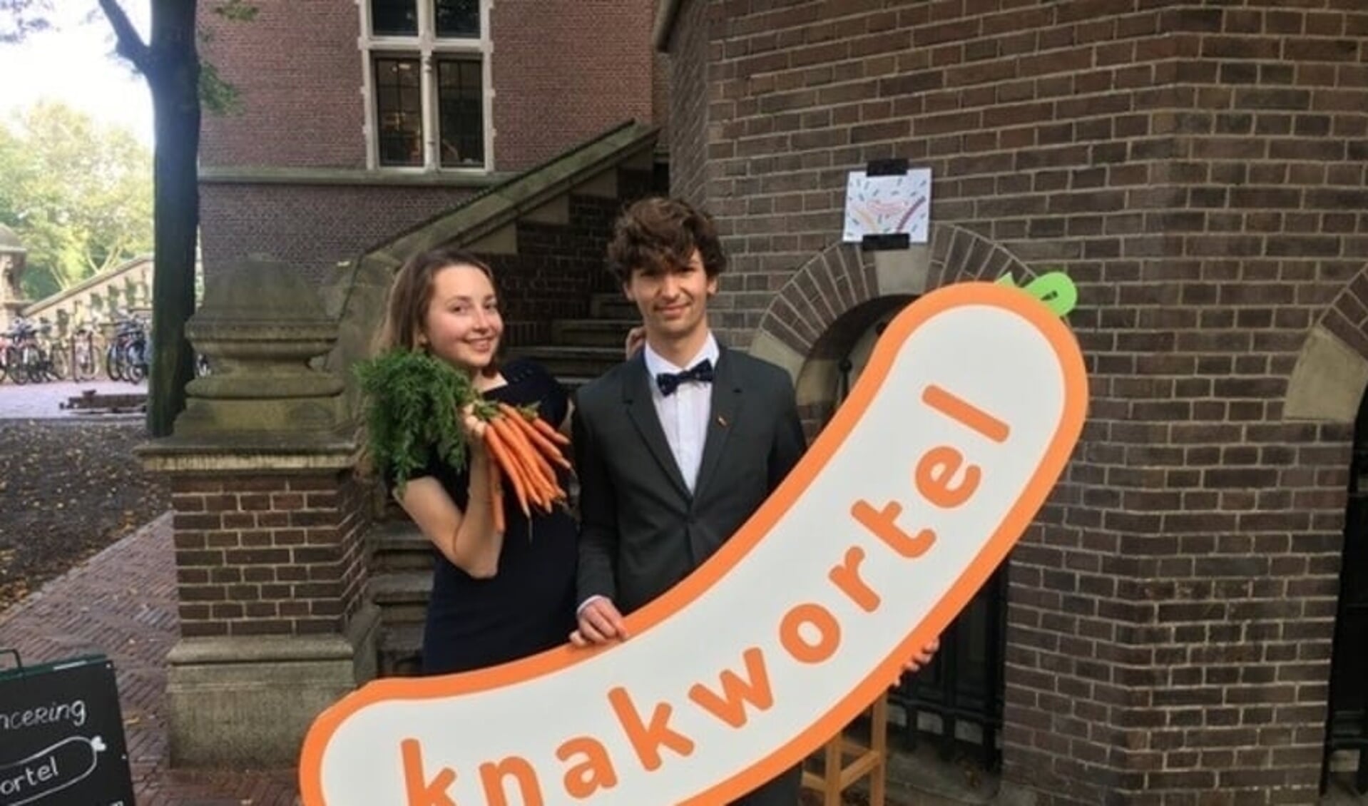 Valerie Bos en Koen Kaljee vier jaar geleden tijdens de introductie van de Knakwortel. (Foto: Almere Zaken)
