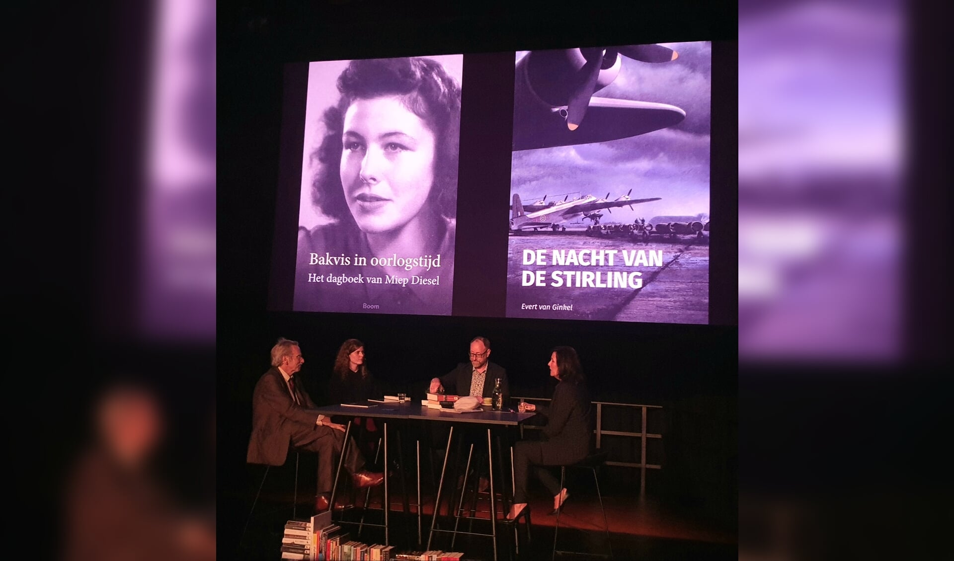 Hilde van Garderen (rechts) vertelde tijdens de Boekensalon over het dagboek van haar moeder en de stichting MIep Diesel. (Foto: Almere DEZE WEEK)