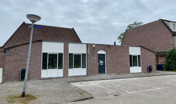 De voormalige snackbar is verbouwd tot twee woningen. (Foto: Almere Zaken)