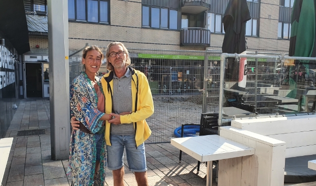<p>Amel en Bas Brandenburg voor de hekken op de plek van hun terras. ‘Ik ben echt gebroken’. (Foto: Almere Zaken)</p>
