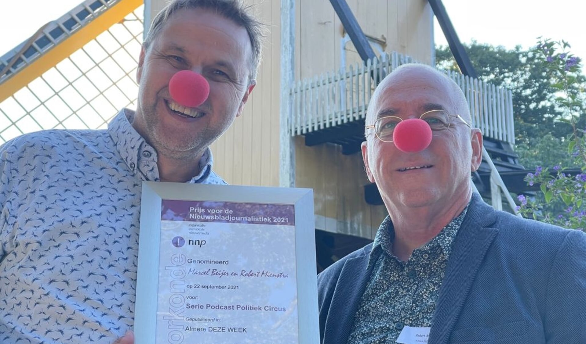 Marcel Beijer en Robert Mienstra met de oorkonde (Foto: Almere DEZE WEEK)