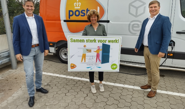 Vlnr: Derk Jan Adelerhof (PostNL), Froukje de Jonge en Ivo Korte (Tomingroep) (Foto: aangeleverd)