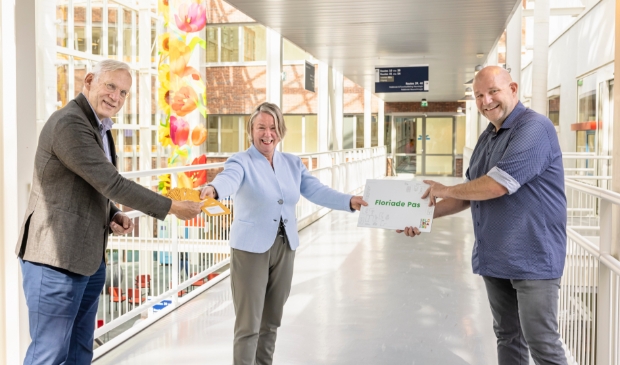 <p>Hans Bakker (algemeen directeur Floriade Expo 2022) en wethouder Jan Hoek reikten de eerste Floriade Passen uit aan Anita Arts van het Flevoziekenhuis. (Foto: Feenstra Fotografie)</p>