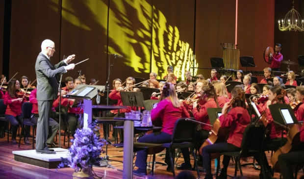 <p>Dirigent Hans Welle kijkt weer uit naar de concerten van het Almeers Jeugd Symfonie Orkest. (Archieffoto: Fred Rotgans)</p>