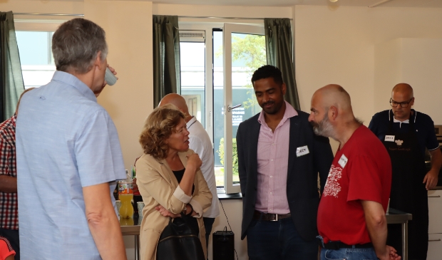 Wethouder De Jonge en voorzitter Soetekouw in gesprek met bewoners. Rechts medewerker Danny. (Foto: Studio Rotgans/Rinus Lettinck)