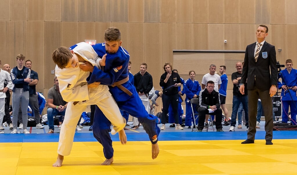 Dylan Klaver (blauwe judopak) in actie tegen Silvan Schuurs. (Foto: DKL-Fotografie)