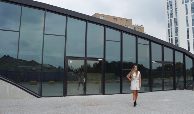 <p>igenaresse Glady Campuijsen van Zuyder bij de Duinhal. (Foto: aangeleverd) </p>