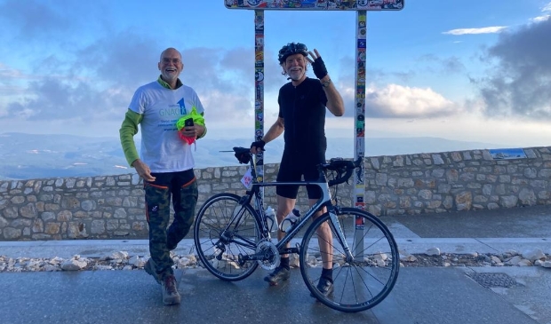 Tim Kuik op de top van Mont Ventoux die hij drie keer beklom (Foto: aangeleverd)