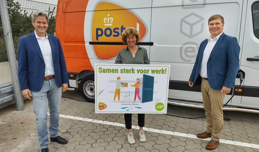 Vlnr: Derk Jan Adelerhof (PostNL), Froukje de Jonge en Ivo Korte (Tomingroep) (Foto: aangeleverd)