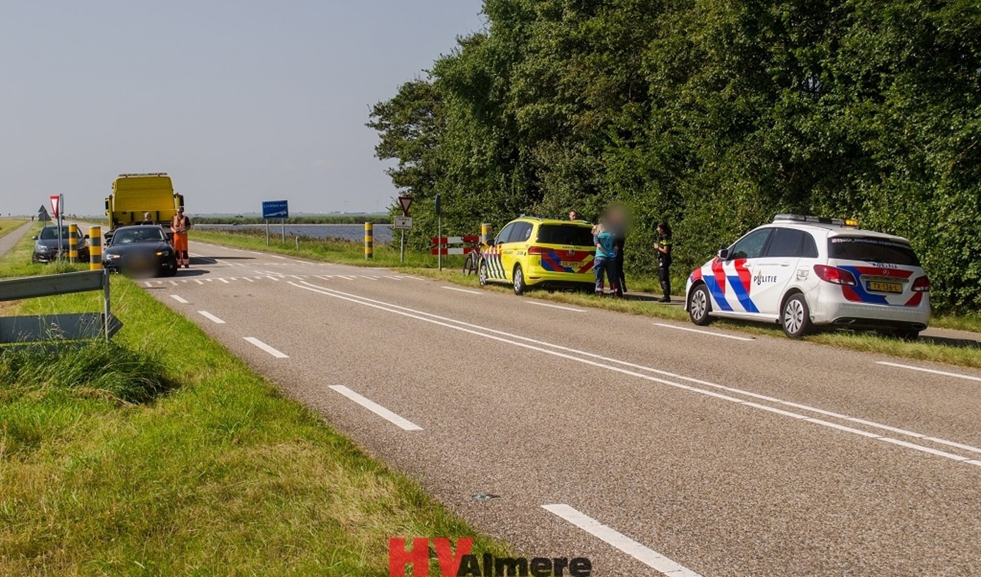 Het ongeluk gebeurde bij de oversteekplaats. (Foto: HV Almere)
