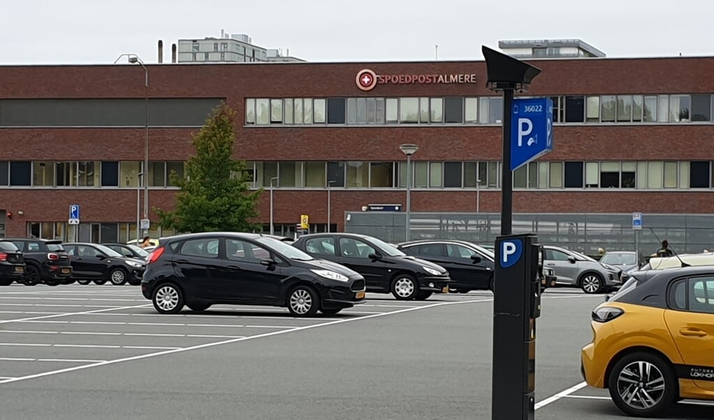 Het parkeerprobleem van het ziekenhuis treft ook het personeel. (Foto: Almere DEZE WEEK)