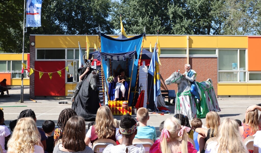 Ridders op het schoolplein van De Ark: de start van het feestjaar. (Foto: Studio Rotgans/Rinus Lettinck)
