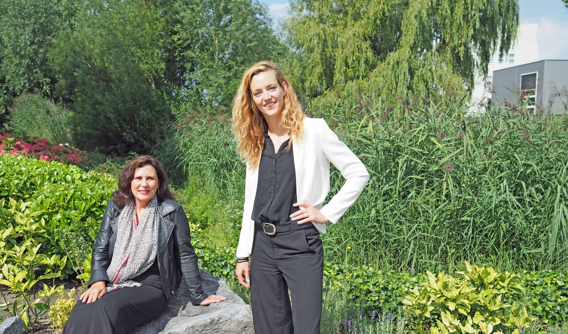 Wethouder Hilde van Garderen (l) en Klaartje Wierbos, zakelijk leider van theatergezelschap Vis à Vis (Foto: Almere DEZE WEEK)