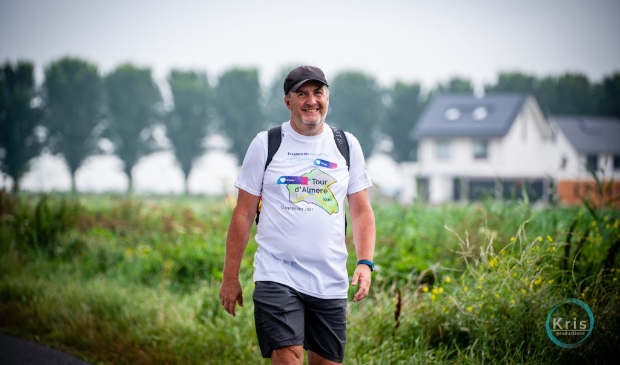 <p>Raymond van Ewijk heeft 50 km gelopen om geld op te halen voor onderzoek naar Post Covid Klachten van het Erasmus MC. </p>