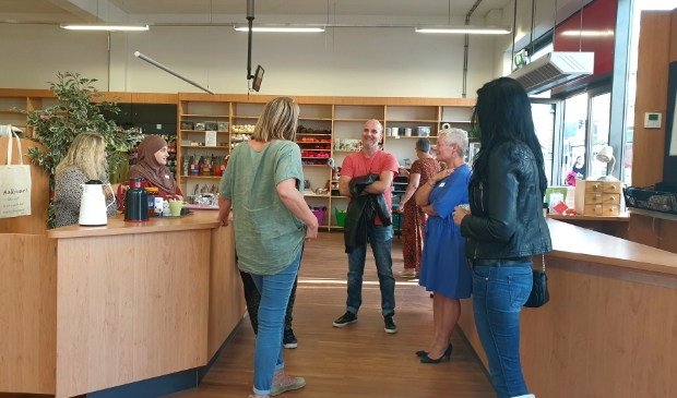 <p>VVD-raadslid Jimmy van der Vliet kwam donderdag langs bij Delen & Meer in Buiten. (Foto: Almere DEZE WEEK)</p>
