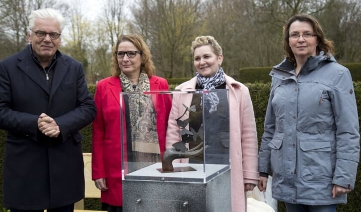 Jan Slagter (links) onthulde het monument bij het Vlinderveld in 2017. (Archieffoto: Fred Rotgans)