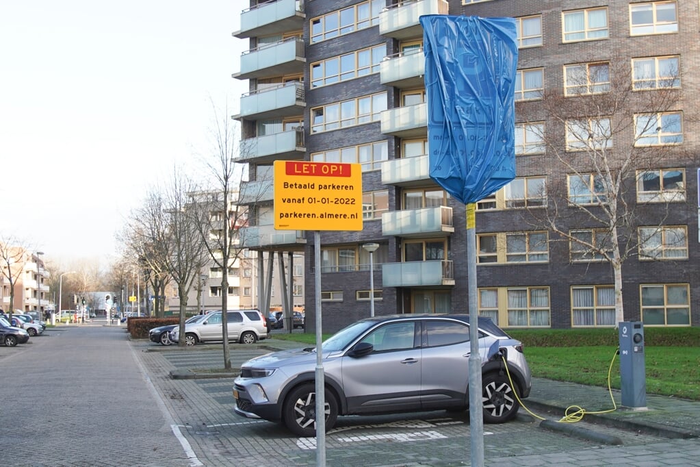 De betaalautomaten, zoals hier op de S. van Houtenweg, zijn er nog niet. (Foto: Fred Rotgans)