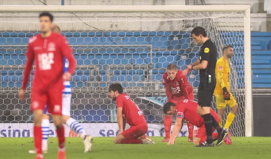 Verslagenheid bij Almere City FC na de late 1-0 van De Graafschap (Foto: Ron Baltus)