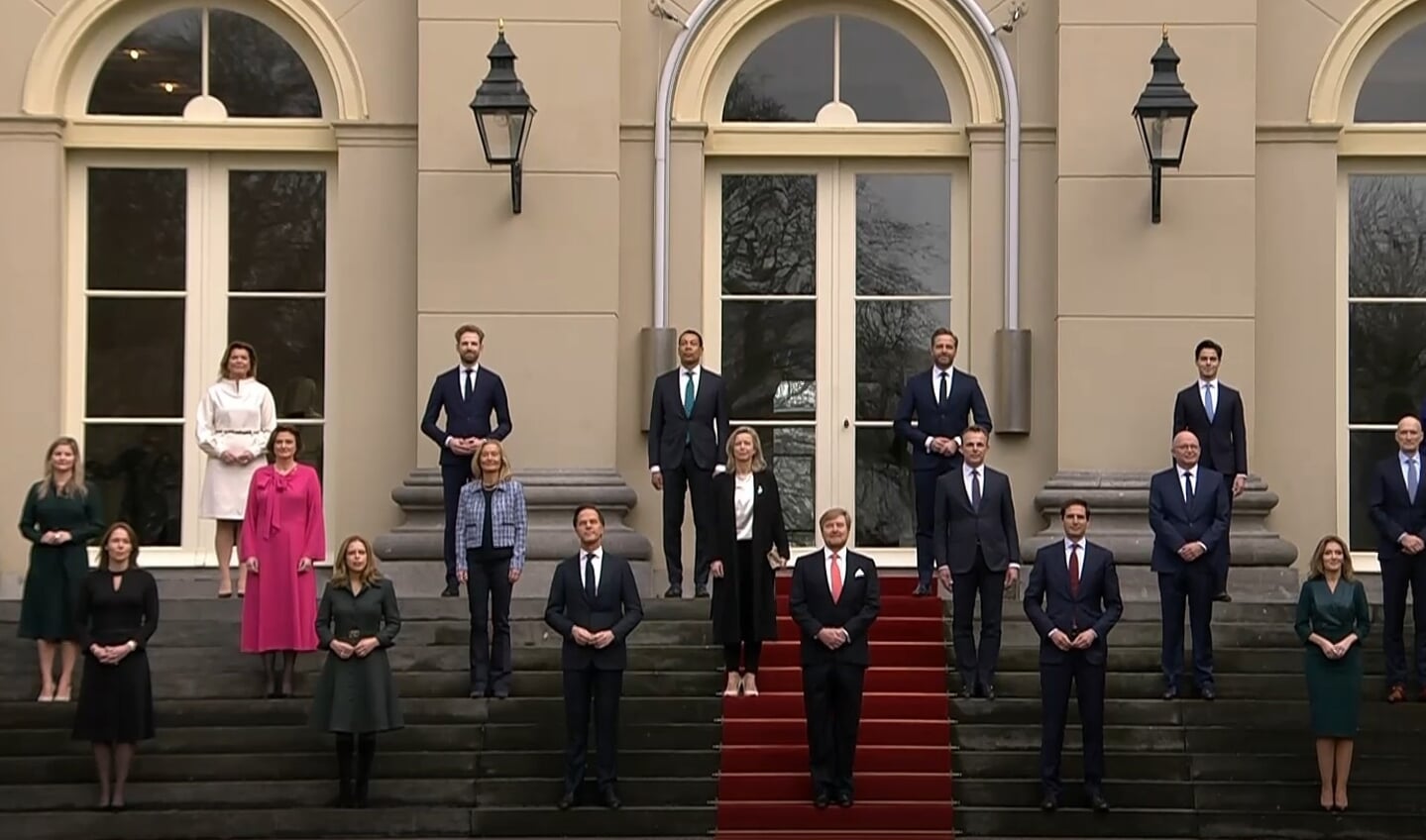 De bordesfoto van het nieuwe kabinet met Franc Weerwind (Foto: NOS Live)