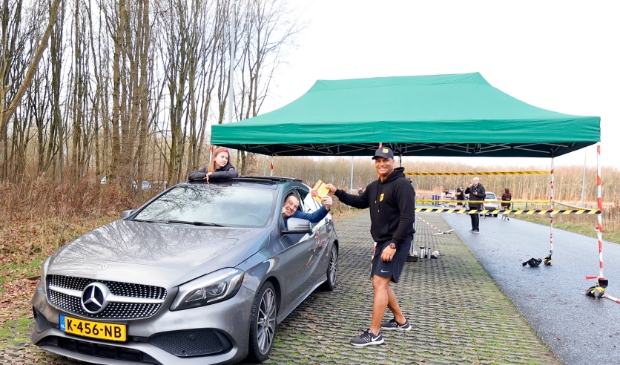 Via een drive-thru werden de felicitaties overgebracht. (Foto: Fred Rotgans)