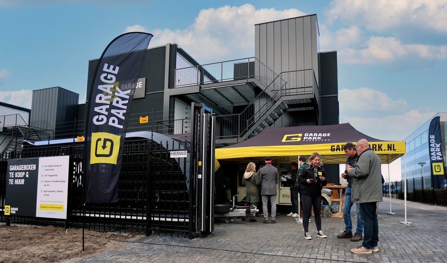 Ondernemers konden tijdens de feestelijke opening een kijkje nemen in de nieuwe vestiging van GaragaPark aan de Transistorstraat.(Foto: Fred Rotgans)