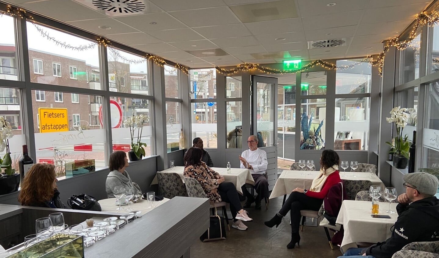 Loco-burgemeester Hilde van Garderen en wethouder Maaike Veeningen bezochten zaterdag diverse Almeerse horecazaken, waaronder restaurant Bij Brons in Haven. (Foto: aangeleverd)