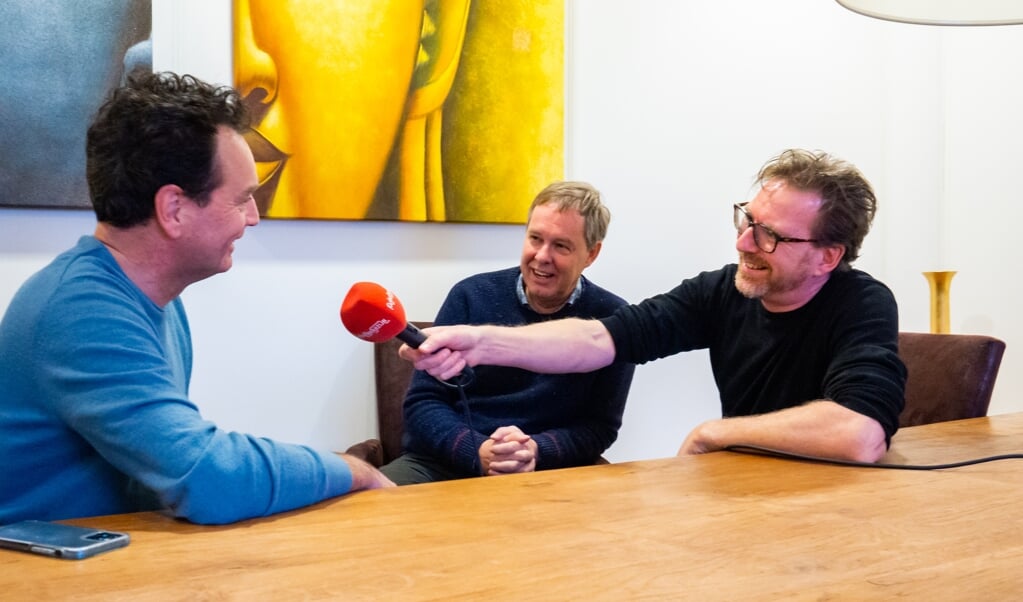 Toon van Dijk (PVV) in actie voor de podcast 'Weggegooid geld' van BNN/VARA over de Floriade . Midden verslaggever Jan-Cees ter Brugge, rechts Stefan van der Hulst. (Foto: Almere DEZE WEEK) 