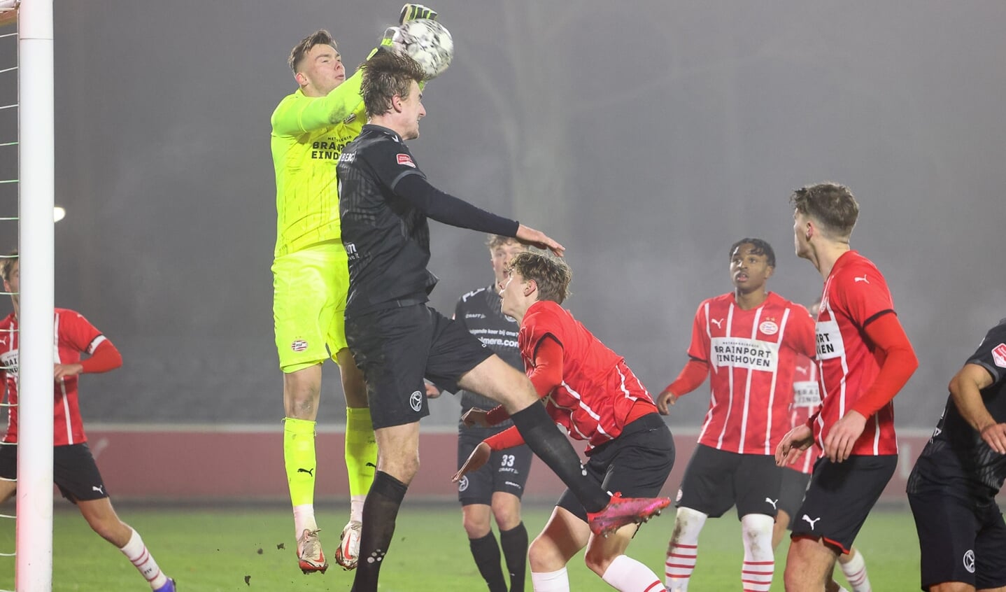 Keeper Kjell Peersman van Jong PSV is Maarten Pouwels de baas. (Foto: Ron Baltus)