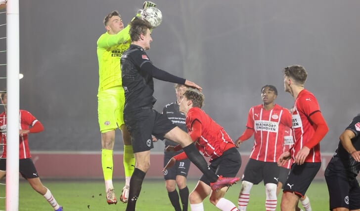 Keeper Kjell Peersman van Jong PSV is Maarten Pouwels de baas. (Foto: Ron Baltus)