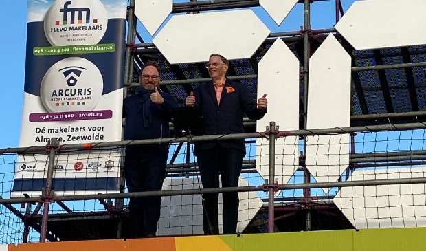 <p>Makelaar Hans van Dijk (rechts) van Flevomakelaars claimde dag 92. (Foto: aangeleverd)</p>