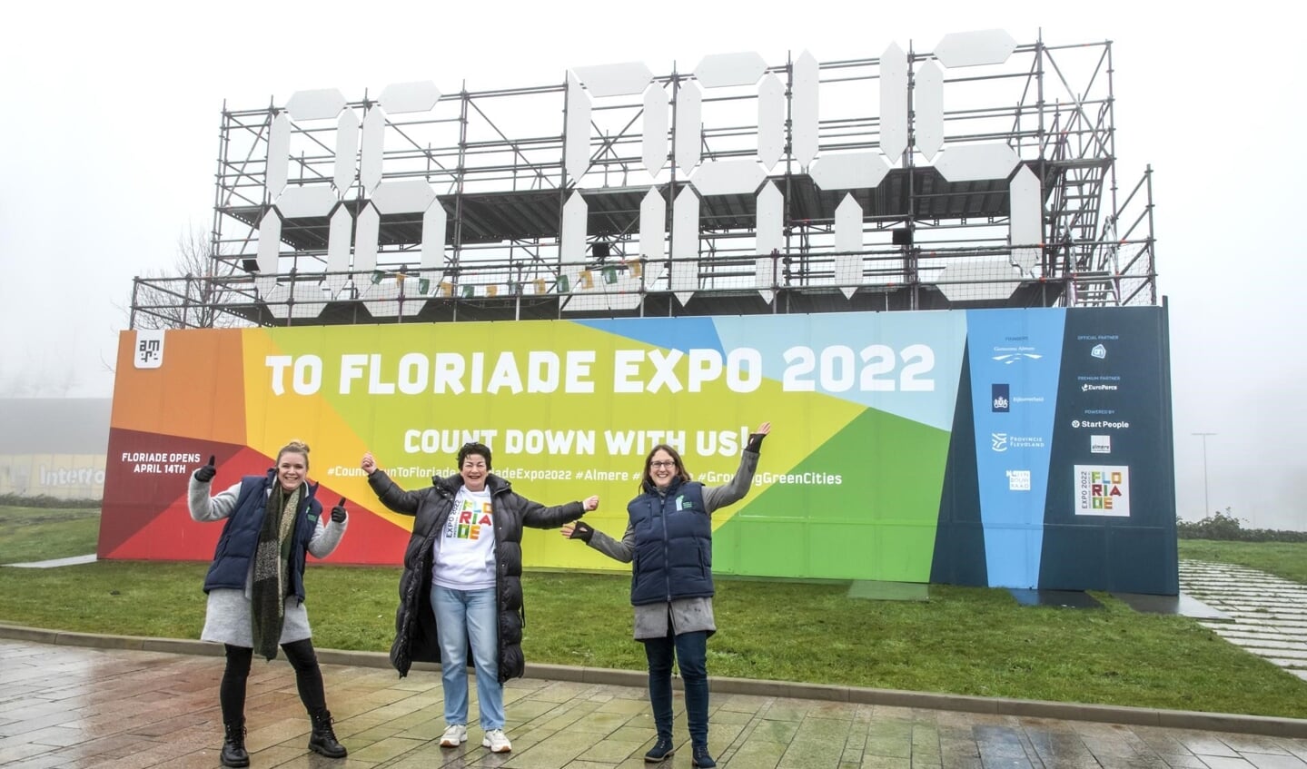 Coördinator vrijwilligers Leonie van Thiel, Manager Guided Tours Marga Kleinenberg en projectleider City Hosts Shanna Weterings zetten de aftelklok over naar 86 dagen en startten hiermee officieel de campagne ‘Hey FloriadeFan’. (Foto: aangeleverd)