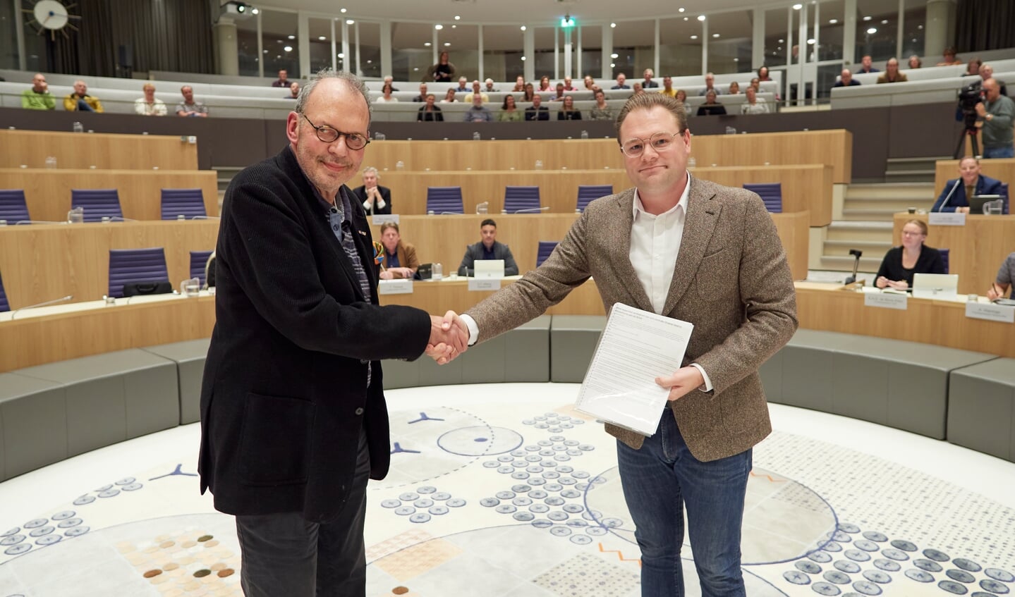 Koen Bokhorst van de gemeenteraad ontving laatst de petitie die oproept tot behoud van het Groene Veld. (Foto: aangeleverd)