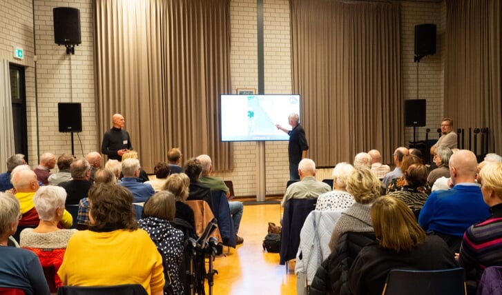 De informatieavond zorgde voor een volle zaal met filmwijkbewoners (Foto: Almere DEZE WEEK)
