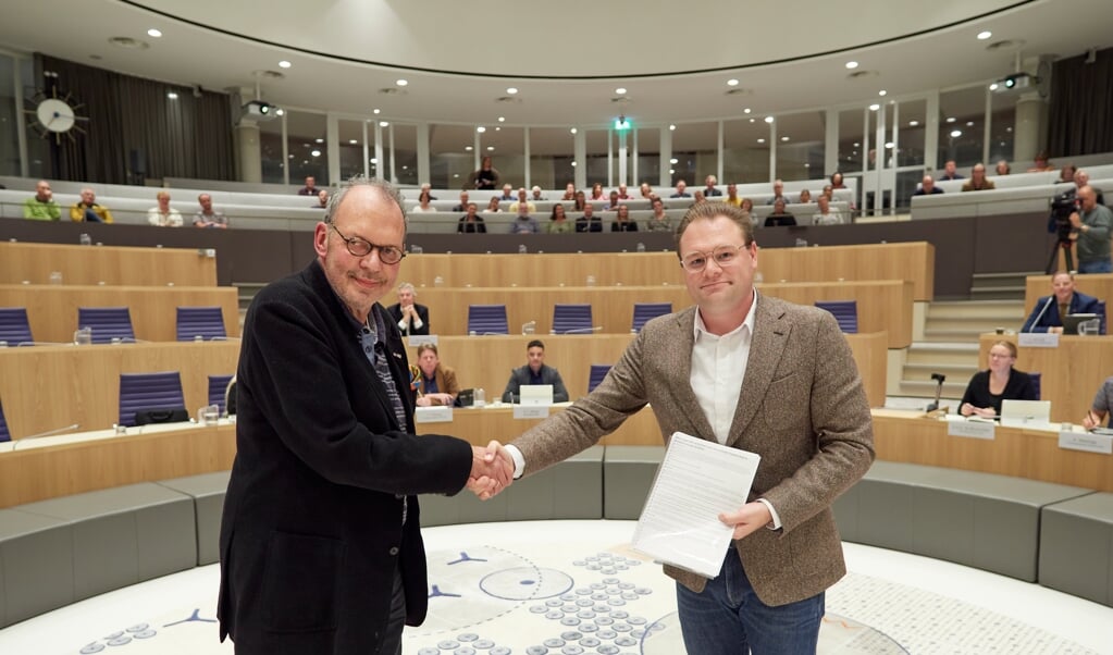 Bewoner Fred van Brussel (links) van Nobelhorst overhandigde dit najaar al een petitie aan de raad (Foto: aangeleverd)