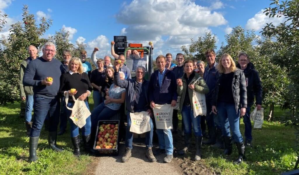 Enthousiaste vrijwilligers hebben zaterdag appels geplukt voor de voedselbanken in Flevoland. (Foto: aangeleverd)