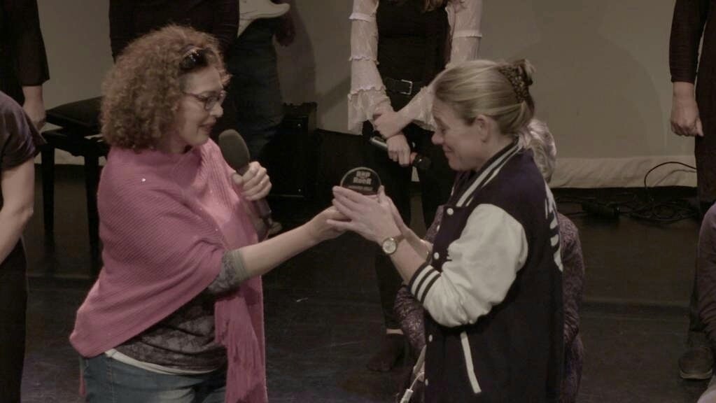 Caroline in 't Veld reikte vorig jaar de eerste Rap en Roer Award uit aan Esther Bolte van jongerentheatergezelschap SubSub. (Archieffoto: aangeleverd)