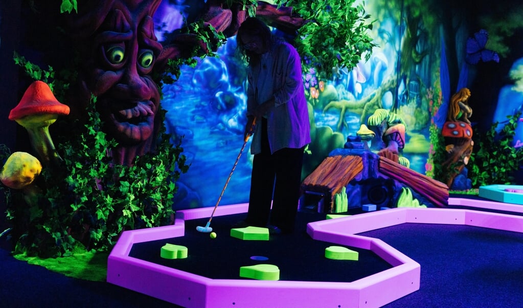 Glow in the dark golf bij Jumping Jack Almere (Advertorial) Almere