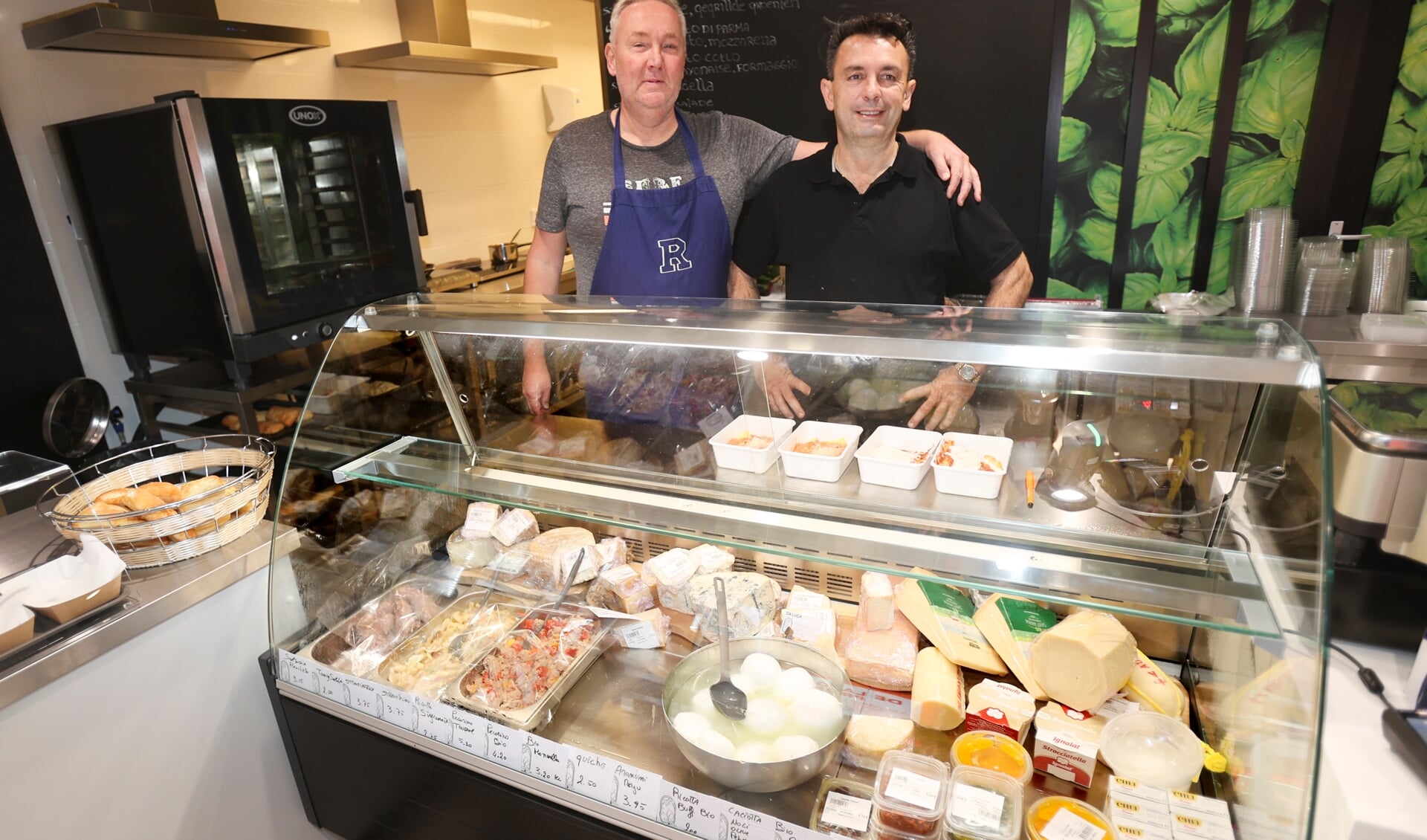 Luca Paradisi (rechts) opende onlangs de deuren van zijn Italiaanse delicatessenzaak Basilicum Da Luca aan de Kruisstraat 10 in Haven. (Foto: Fred Rotgans)