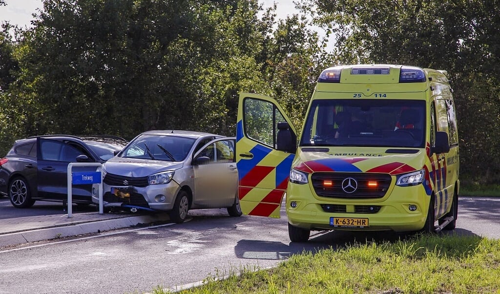 De ambulance moest één inzittende meenemen. (Foto: HV Almere)