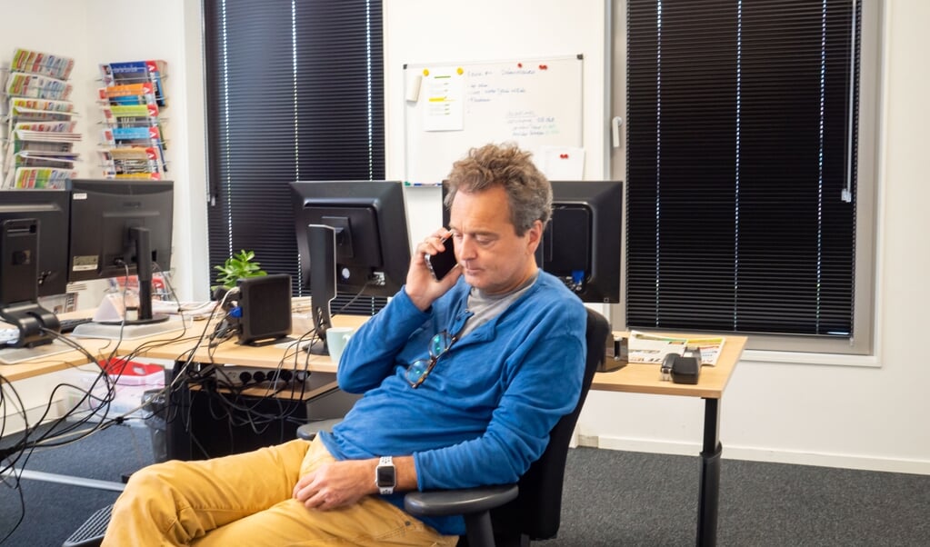 Toon van Dijk, fractievoorzitter van de PVV,  handelt vlak voor de podcast nog wat zaken af. (Foto: Almere DEZE WEEK)
