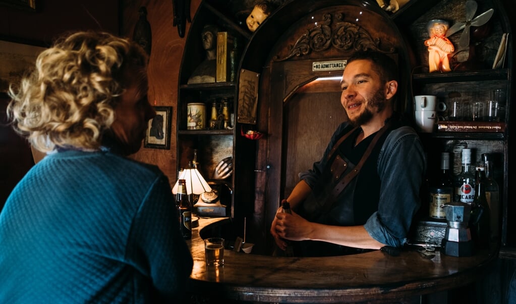 In de tiny bar werden verhalen gedeeld met de charmante barman. (Foto: Joshua Kloet)