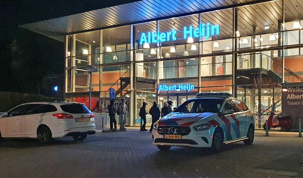 De supermarkt aan de Juan Grisstraat was in september het doelwit van twee overvallers. (Foto: HV Almere)