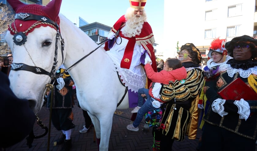 Te paard maakte de Sint een tocht door het centrum van Buiten. (Foto: Fred Rotgans)