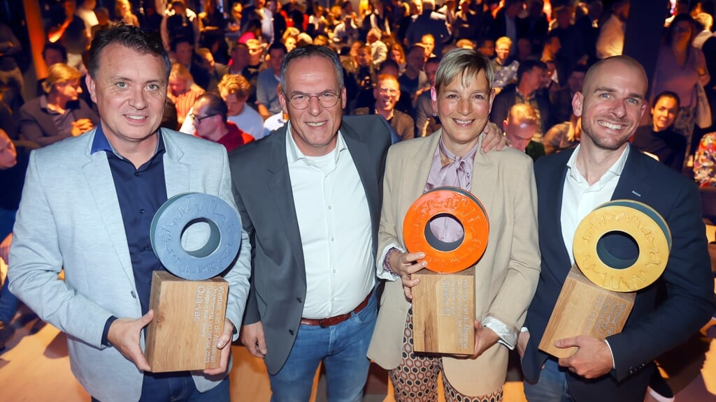 Winaars vorige editie, vlnr: Ivar Quatfass van Qua-vac, Martin en Marina Ort Strand22 en Erik de Jong van 999 Games (Foto: Fred Rotgans)